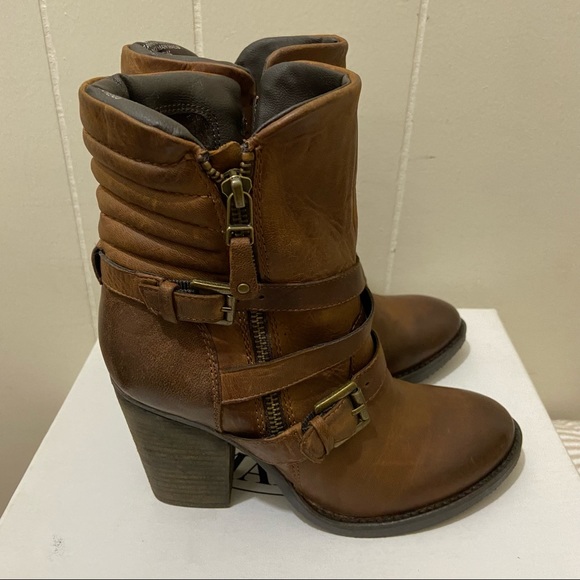 βSOLDβ STEVE MADDEN Raleigh Cognac Boots - Picture 5 of 9